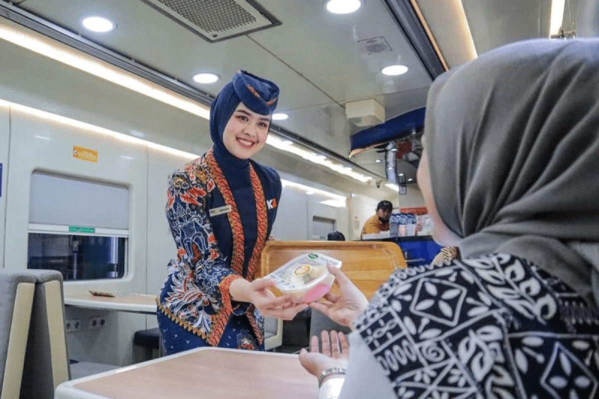 pramugari sedang menunjukkan Pramugari Kereta Api Apakah Pegawai PT KAI?