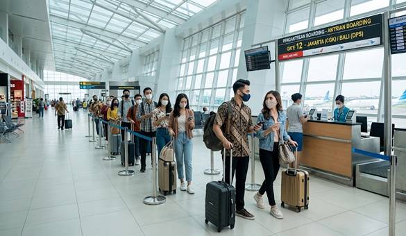 Para penumpang pesawat tampak menggunakan masker untuk menjaga kebersihan agar penerbangan tetap aman dan nyaman